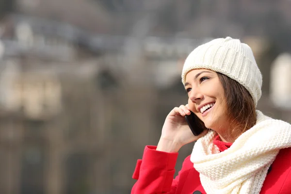 Девушка разговаривает по телефону зимой — стоковое фото
