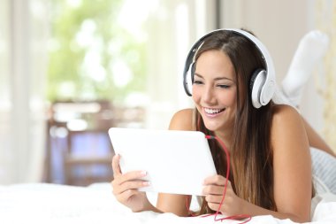 Bir tablet evde müzik kız
