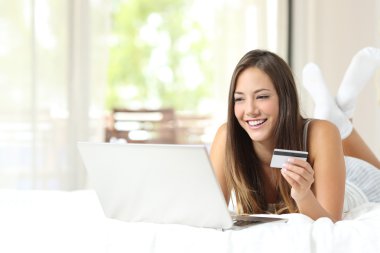 Alışveriş online kredi kartı ve dizüstü bilgisayar ile