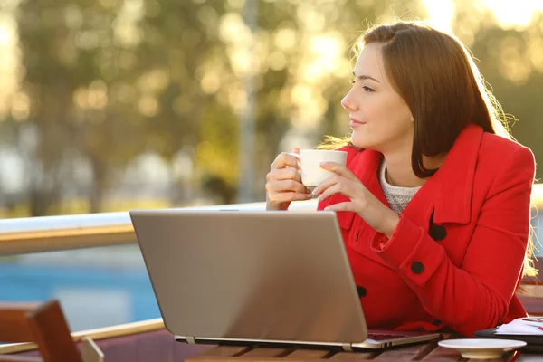 Ondernemer ontspannen in een koffieshop — Stockfoto