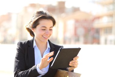 Yönetici bir parkta bir tablet ile çalışma