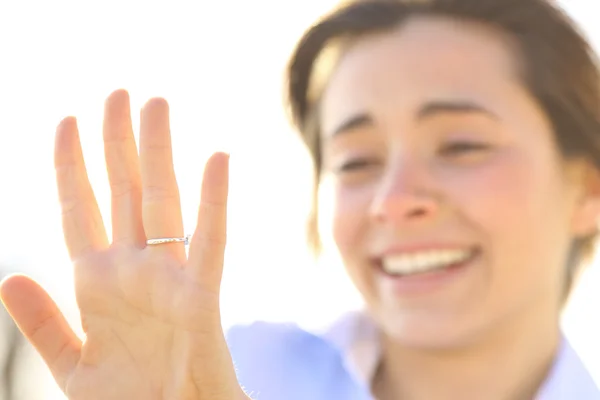 Vrouw op zoek naar een verlovingsring na voorstel — Stockfoto