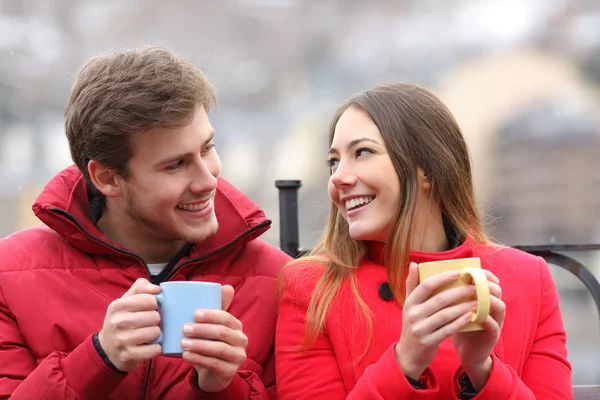 Casal falando relaxado no inverno — Fotografia de Stock