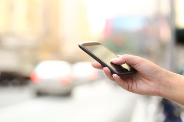 Kadın el manifatura sokakta bir akıllı telefon