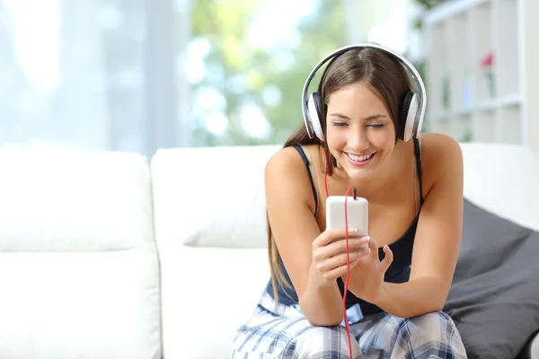 Ragazza che ascolta musica da smartphone a casa — Foto Stock