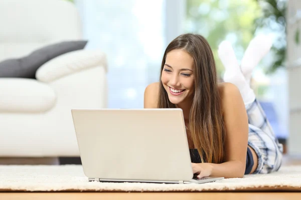 Chica en línea navegar por un ordenador portátil en casa — Foto de Stock