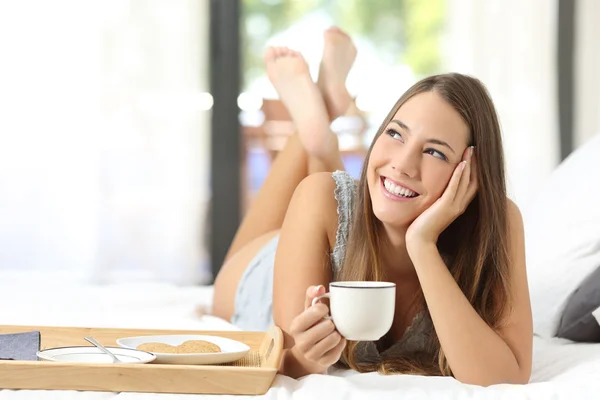 快乐的女孩拿着一杯咖啡吃早饭 — 图库照片