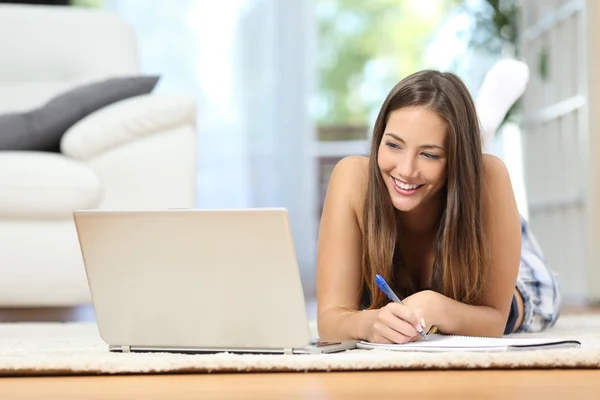 Estudante aprendendo on-line em casa — Fotografia de Stock
