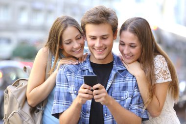 Arkadaşlar bir akıllı telefon medya paylaşımı
