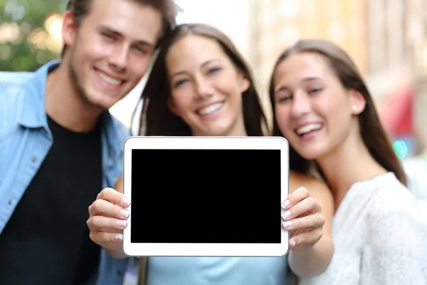 Amigos mostrando uma tela de tablet em branco — Fotografia de Stock