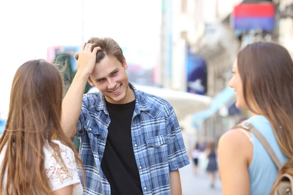 Молодой человек флиртует с двумя девушками — стоковое фото