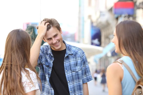 Joven coqueteando con dos chicas —  Fotos de Stock