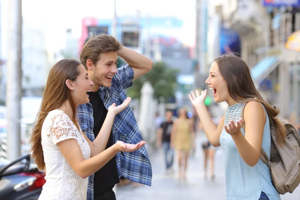 Happy vrienden bijeen in de straat — Stockfoto