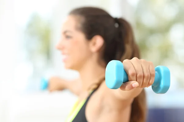 Mulher fitness fazendo pesos em casa — Fotografia de Stock