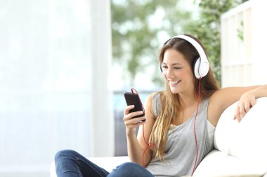 Mutlu kız cep telefonunuzdan müzik