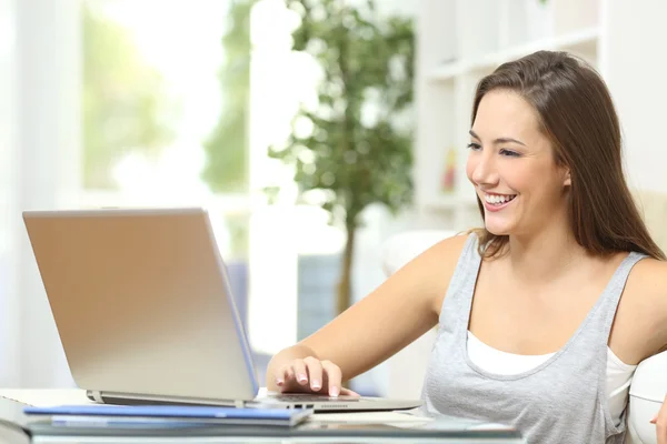 Wanita santai menggunakan laptop di rumah — Stok Foto