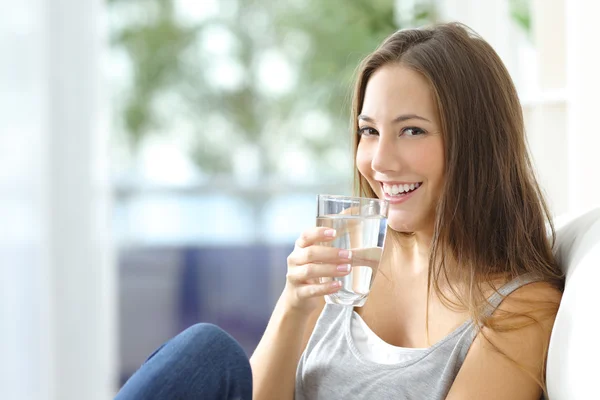 Chica beber agua en casa —  Fotos de Stock