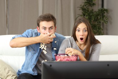 Hayret çift TV izlerken