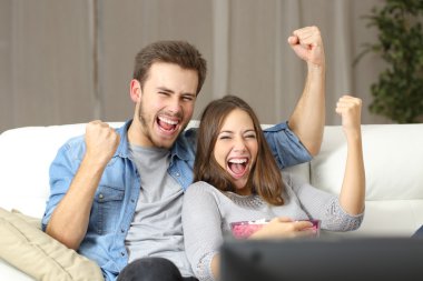 Mutlu çift evde TV izlerken