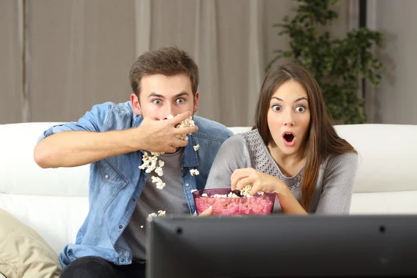 Amazed couple watching tv — Stock Photo, Image