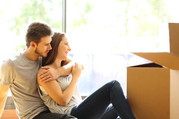 Couple hugging moving new house — Stock Photo, Image