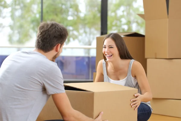 Casal caixa de elevação em movimento para casa — Fotografia de Stock