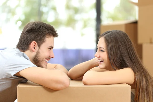 Couple moving house looking each other — Stock Photo, Image