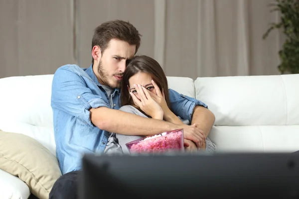 Pasangan menonton film teror di rumah — Stok Foto