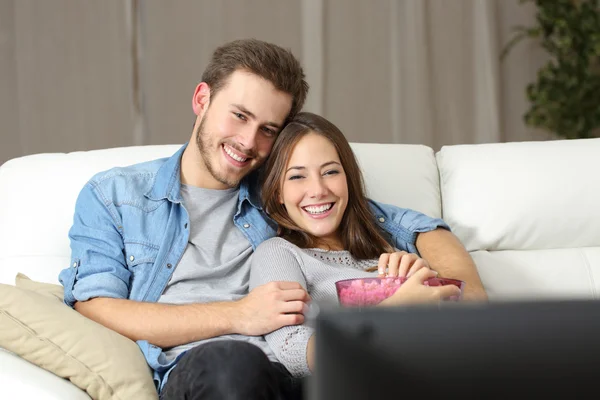 Feliz casal assistindo filme na tv — Fotografia de Stock