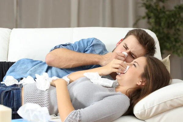 Ill casal espirrando no conceito de gripe tecidual — Fotografia de Stock