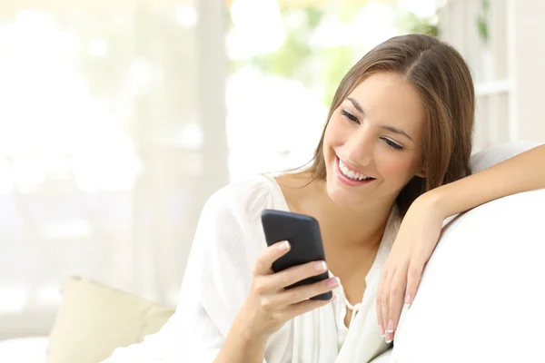 Chica leyendo mensaje en un teléfono inteligente —  Fotos de Stock