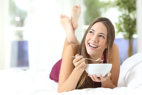 Chica sana comiendo cereales en el desayuno — Foto de Stock