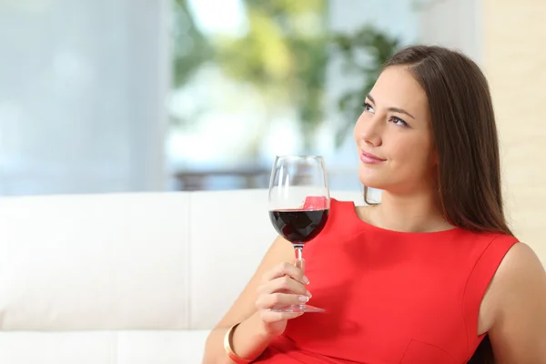 Pensiva mulher relaxada com uma xícara de vinho — Fotografia de Stock