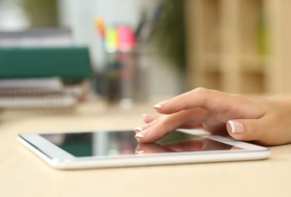 Mão estudantil procurando em um tablet — Fotografia de Stock