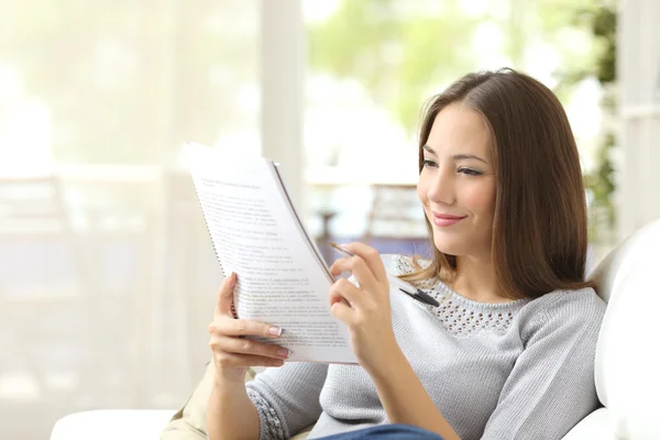 Student studeren en leren lezen van notities — Stockfoto