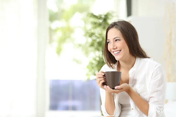 Žena doma pít kávu nebo čaj — Stock fotografie