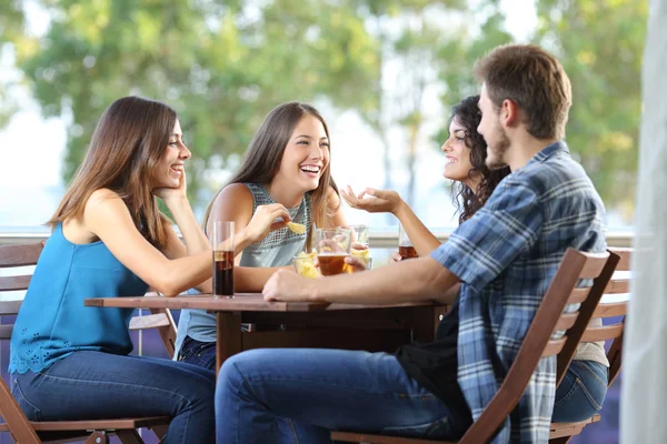 Groep vrienden praten en drinken thuis — Stockfoto