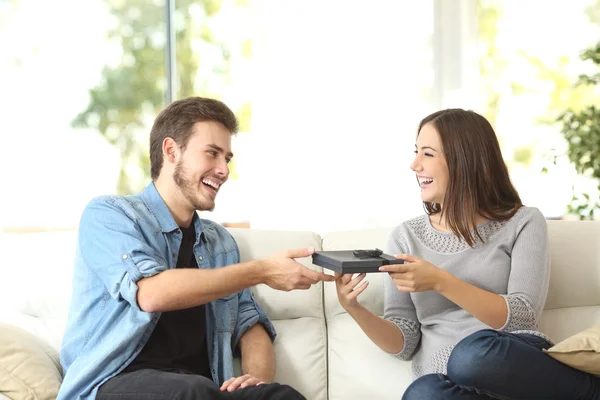 Pareja dando un regalo de cumpleaños — Foto de Stock