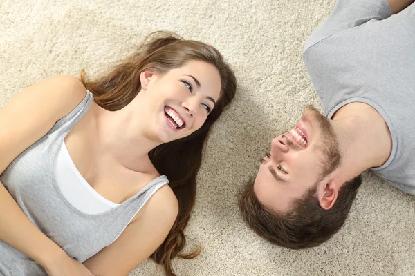 Happy couple lying and laughing — Stock Photo, Image