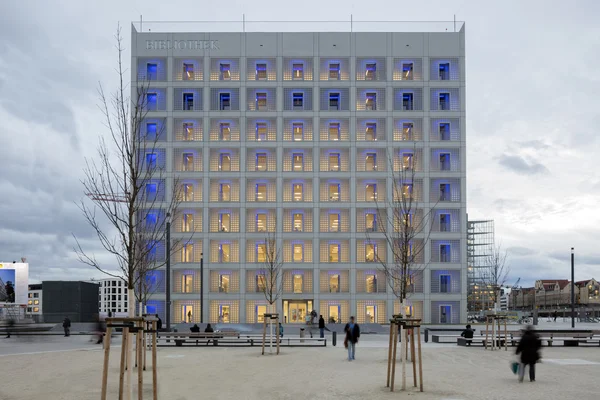 Exterior de la Biblioteca futurista en blanco . —  Fotos de Stock