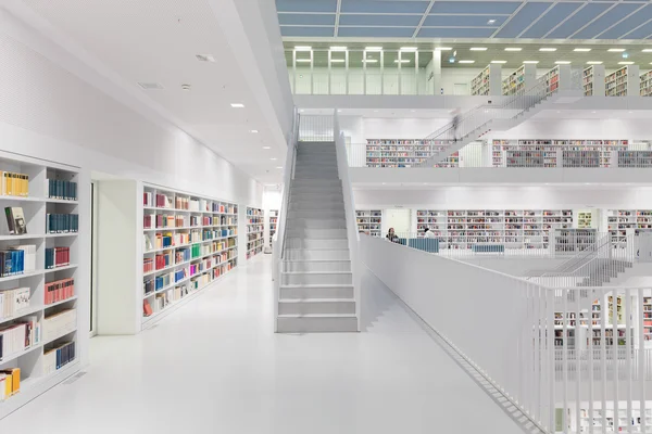 Εσωτερικό του φουτουριστικό βιβλιοθήκη σε λευκό χρώμα. — Φωτογραφία Αρχείου