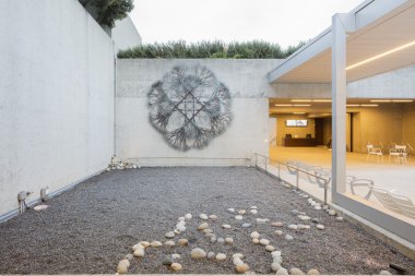 Oakland Sanat Müzesi'nin dışında peyzaj çalışmaları 