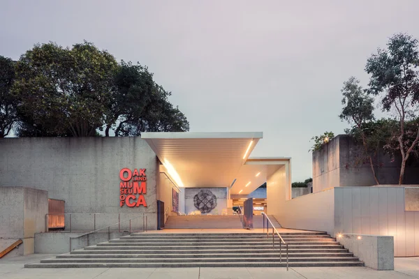 Exterior del Museo de Arte de Oakland en Twilight —  Fotos de Stock