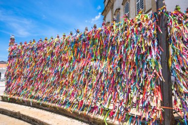 Bonfim 'in Efendisi Kilisesi' nin kapılarına iliştirilmiş birkaç bandın görüntüsü 