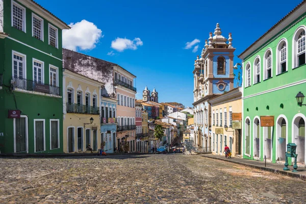 Salvador, Bahia, Brezilya, Kasım 2020 - Pelourinho ve Kilisesindeki bazı güzel gözaltı evlerinin manzarası Rosario dos Preto (igreja de Nossa Senhora do Rosario dos Pretos)