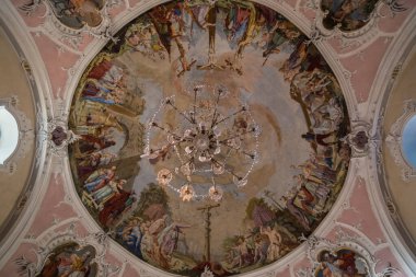 Trol, Avusturya, Ekim 2018 - Heiliges Kreuz Kilisesi 'nin tavanında güzel bir fresk manzarası 