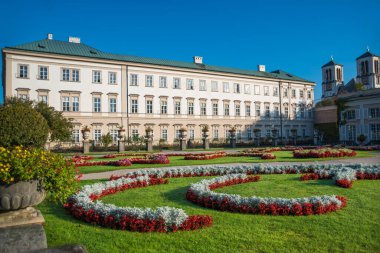 Öğleden sonra MIrabell Sarayı ve Bahçeleri 'nin güzel manzarası - Salzburg, Avusturya