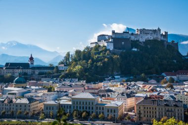 Salzburg ve Festung Hohensalzburg 'un güzel manzarası (Salzburg Kalesi) - Salzburg, Avusturya