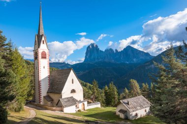 Ranui 'deki St. Johann Kilisesi' nin güzel manzarası ve arka planda Dolomitler - Val di Funes BZ, İtalya