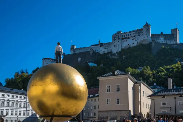 Salzburg, Avusturya, Ekim 2018 - Arka planda Katholische Aktion ve Festung Hohensalzburg 'un (Salzburg Kalesi) güzel manzarası 